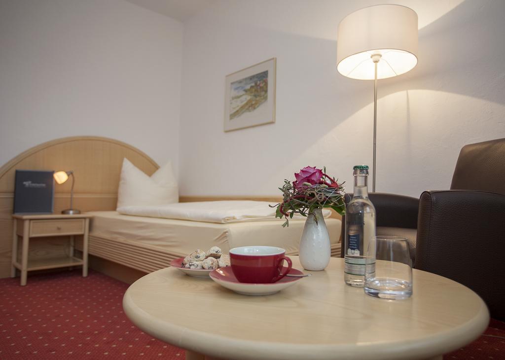 Hotel & Ferienappartements Edelweiss Вилинген Екстериор снимка