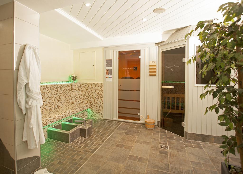 Hotel & Ferienappartements Edelweiss Вилинген Екстериор снимка