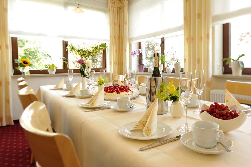 Hotel & Ferienappartements Edelweiss Вилинген Екстериор снимка