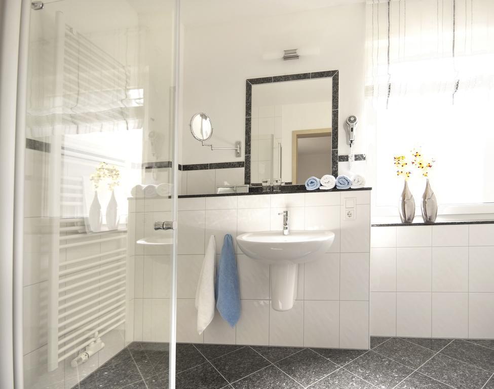 Hotel & Ferienappartements Edelweiss Вилинген Екстериор снимка
