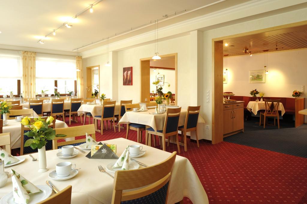 Hotel & Ferienappartements Edelweiss Вилинген Екстериор снимка
