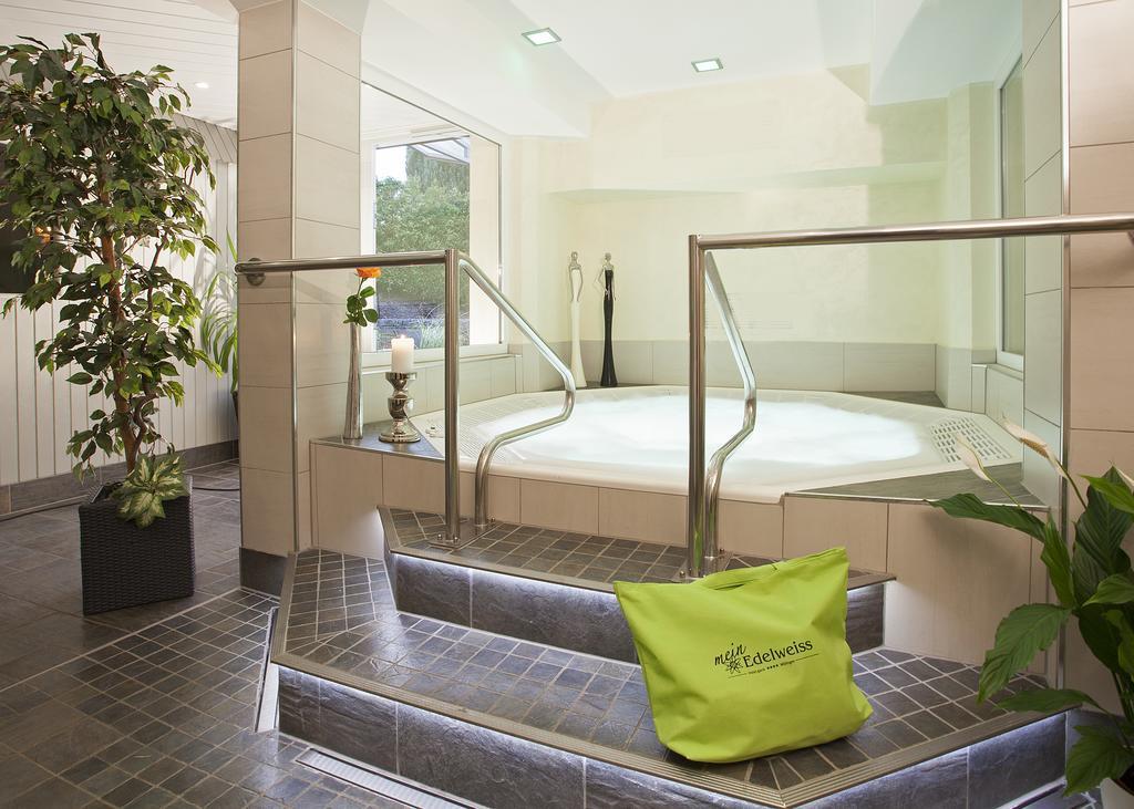 Hotel & Ferienappartements Edelweiss Вилинген Екстериор снимка